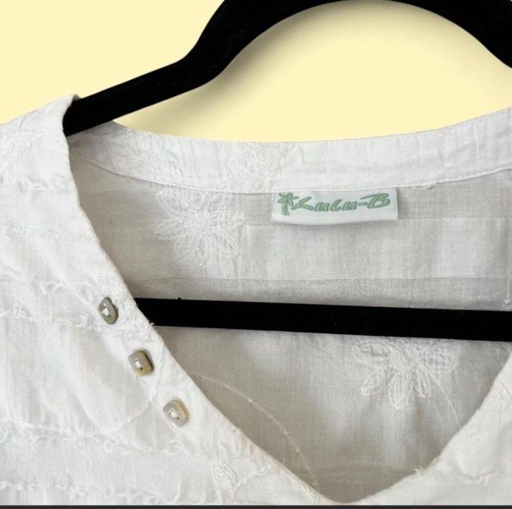 Lulu-B White floral blouse with button detail and ruffle hem M/L Medium/Large - Picture 3 of 9